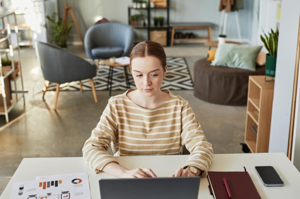 Zakup nowoczesnego laptopa biznesowego często wiąże się z koniecznością oddzielenia realnych parametrów od marketingowych uproszczeń