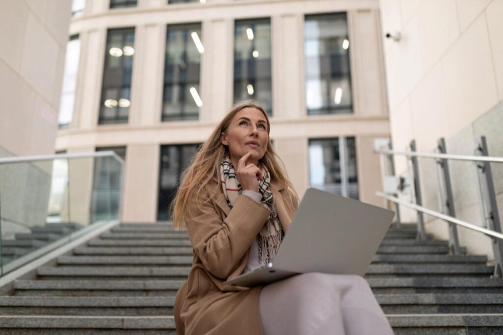 Zakup nowoczesnego laptopa biznesowego często wiąże się z koniecznością oddzielenia realnych parametrów od marketingowych uproszczeń